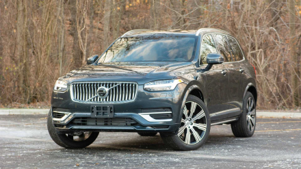 2021-volvo-xc90-recharge-t8-front-quarter-tight.jpg
