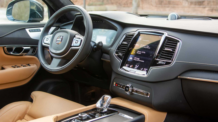 2021-volvo-xc90-recharge-t8-cockpit.jpg