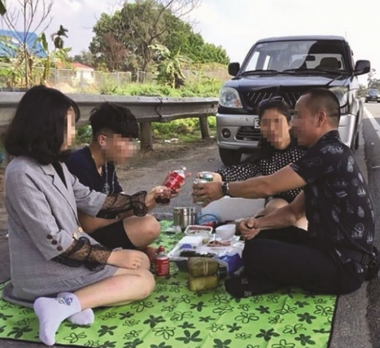 Dở khóc dỡ cười phải ăn uống trên xe mùa dịch Dở khóc dỡ cười phải ăn uống trên xe mùa dịch