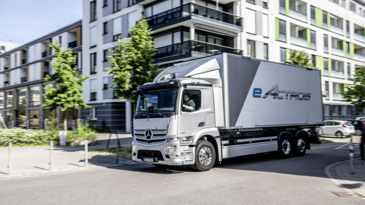 2022-Mercedes-Benz-eActros-1.jpg