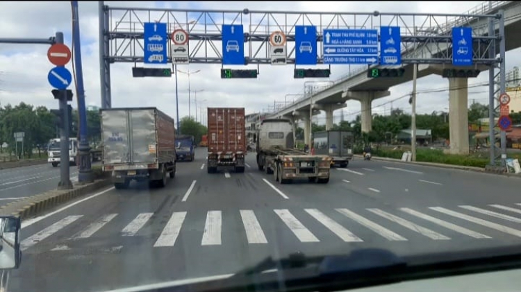 Biển R412 có phải kết hợp với vạch 2.3 mới đúng chuẩn? Biển R412 có phải kết hợp với vạch 2.3 mới đúng chuẩn?