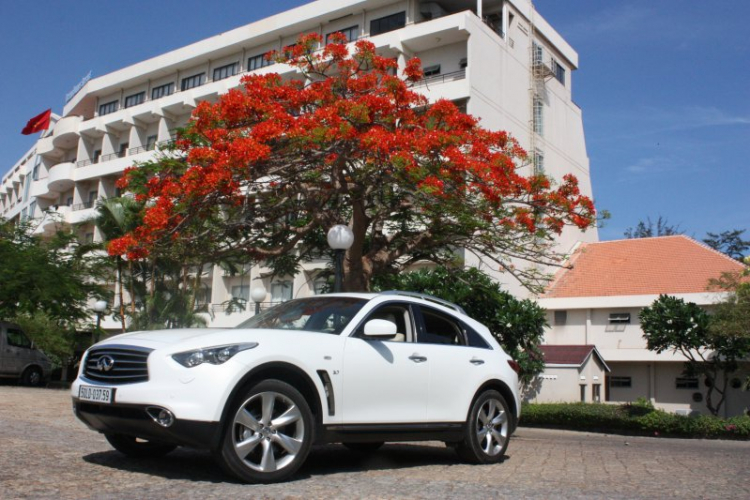 Cận cảnh Infiniti QX70 sắp phân phối tại Việt Nam Cận cảnh Infiniti QX70 sắp phân phối tại Việt Nam