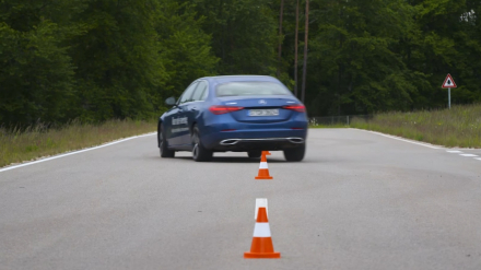 Screenshotter--YouTube-MercedesC-CLASS2022-REAR-AXLEsteeringdemonstration-1’14”.jpg
