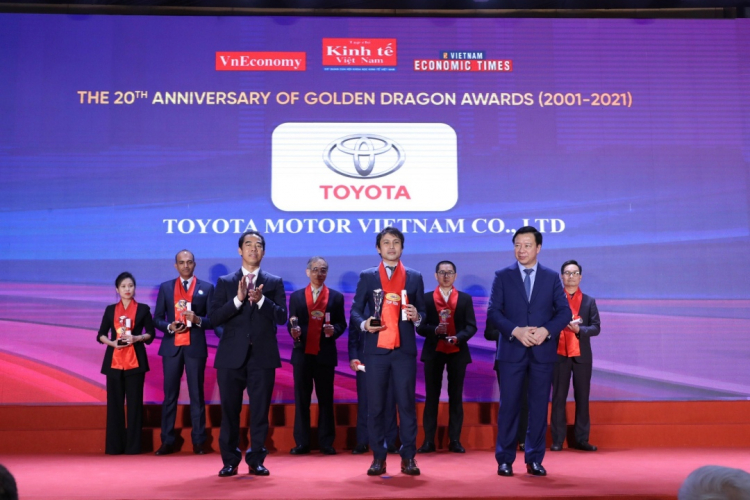 Toyota Việt Nam nhận giải thưởng Rồng Vàng 2021_1.jpg
