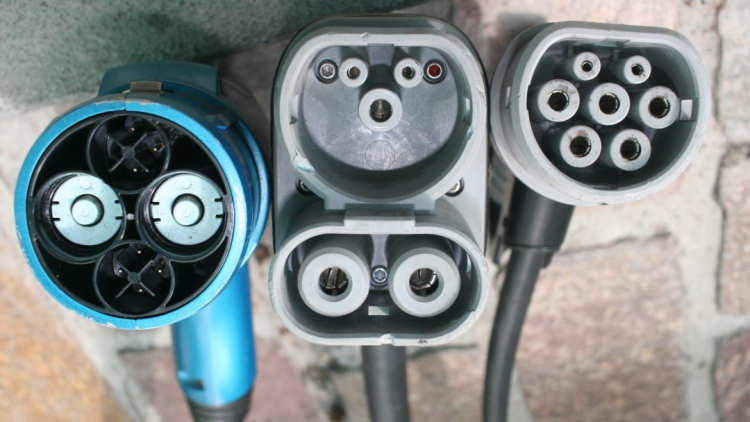 Đầu sạc theo thứ tự: CHAdeMO, CCS 1, Type 2 Đầu sạc theo thứ tự: CHAdeMO, CCS 1, Type 2
