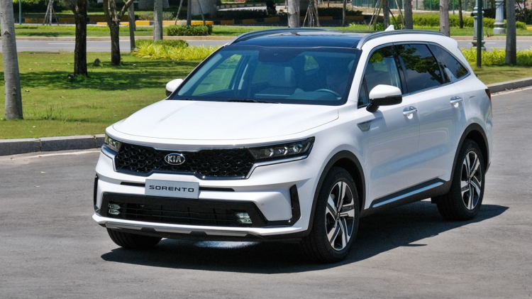 Chịu sức ép từ Hyundai Santa Fe, Kia Sorento thêm trang bị, giảm giá bán gần 100 triệu đồng