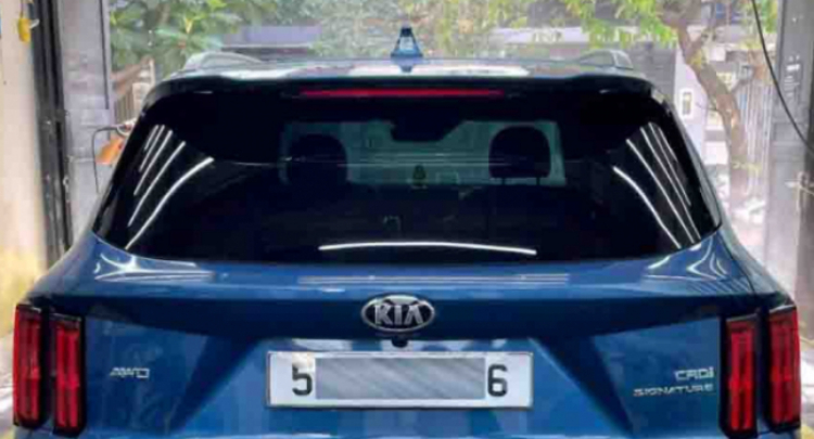 Chịu sức ép từ Hyundai Santa Fe, Kia Sorento thêm trang bị, giảm giá bán gần 100 triệu đồng