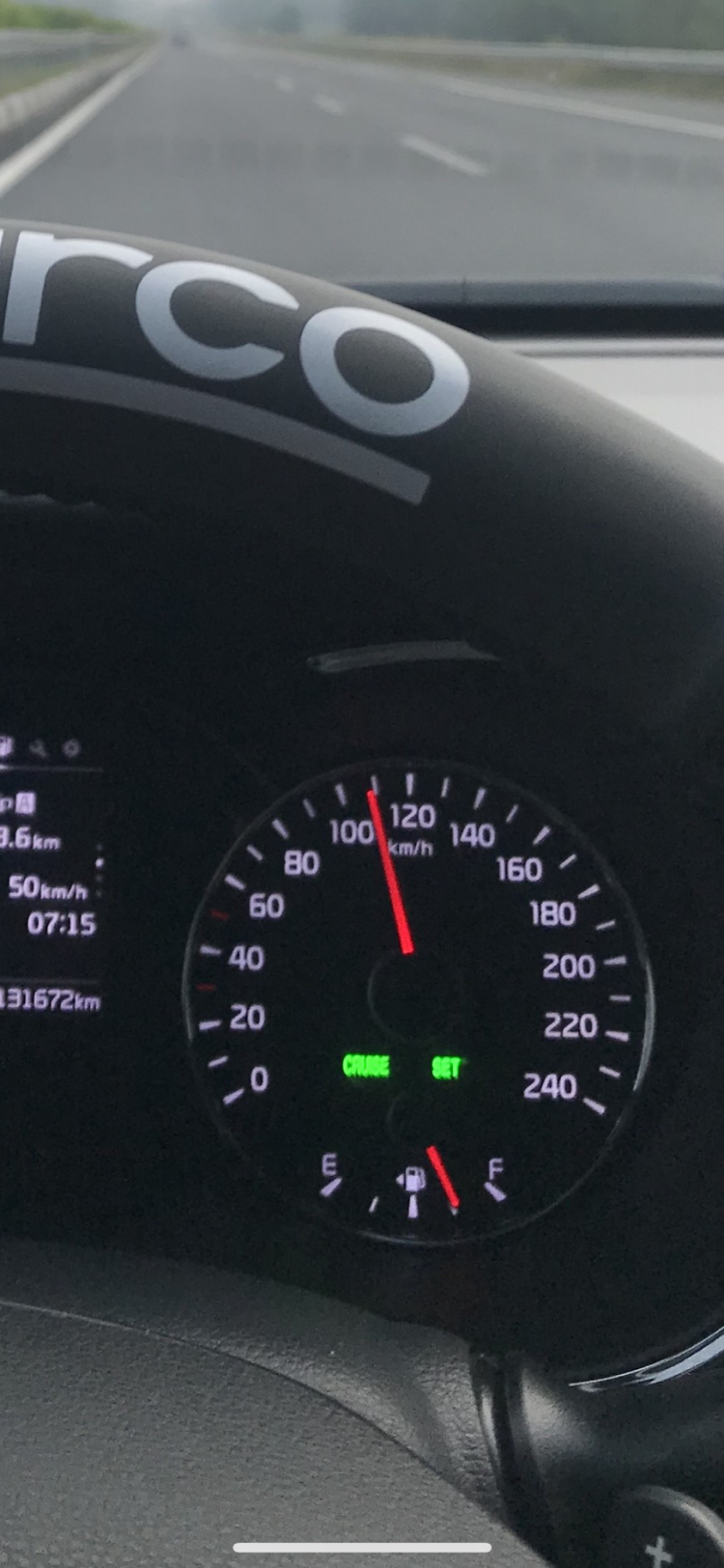 2 vạch đỏ trên đồng hồ tốc độ xe Kia ở mốc 30 và 50 km/h có ý nghĩa gì?