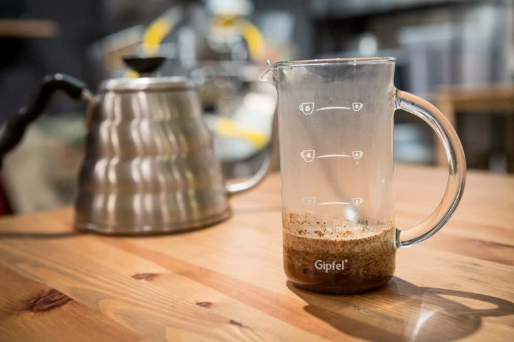 Pha cà phê tại nhà bằng French Press cho anh em lười