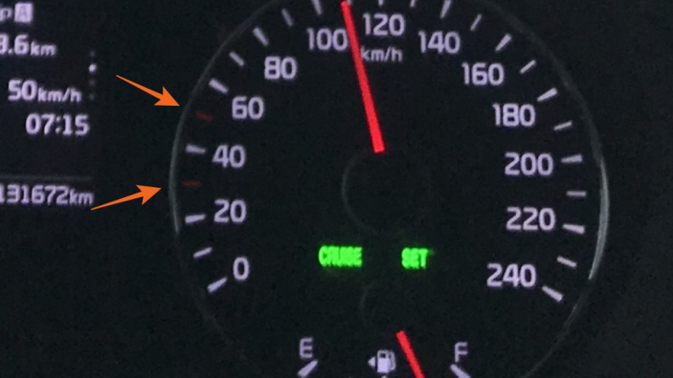 2 vạch đỏ trên đồng hồ tốc độ xe Kia ở mốc 30 và 50 km/h có ý nghĩa gì?