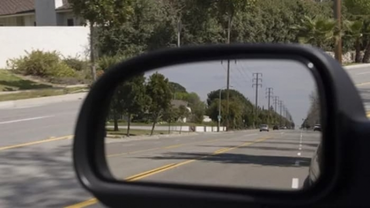 Cách làm giảm độ chói của gương chiếu hậu xe hơi