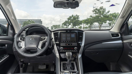 mitsubishi-pajero-sport-2020-ngoai-canh-noi-that-01-105346.jpg