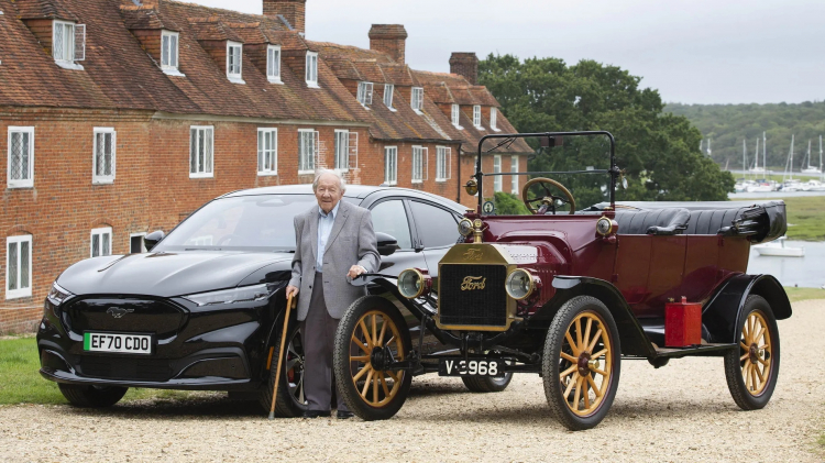 101-YEAR-OLD-DRIVES-FORD-MUSTANG-MACH-E_1_2.jpg