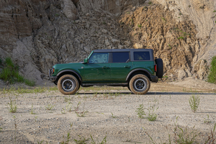 2022-Ford-Bronco-Erutption-Green-1.jpg