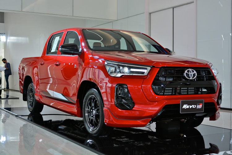 Xem ảnh thực tế Toyota Hilux Revo GR Sport có giá 899 triệu đồng tại Thái Lan trước khi về Việt Nam