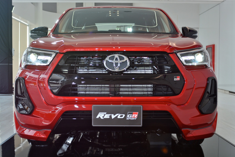 Xem ảnh thực tế Toyota Hilux Revo GR Sport có giá 899 triệu đồng tại Thái Lan trước khi về Việt Nam