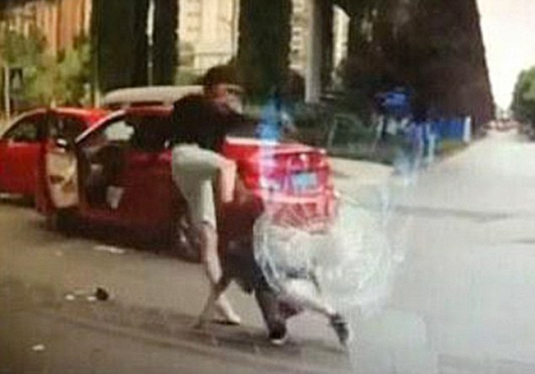 Bị cúp đầu, thanh niên Trung Quốc đá gãy xương phụ nữ trên phố