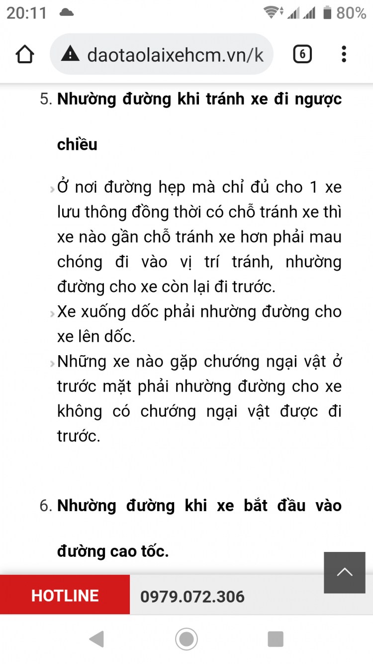 Hai xe ô tô ngược chiều tông nhau: Xe nào sai các bác?