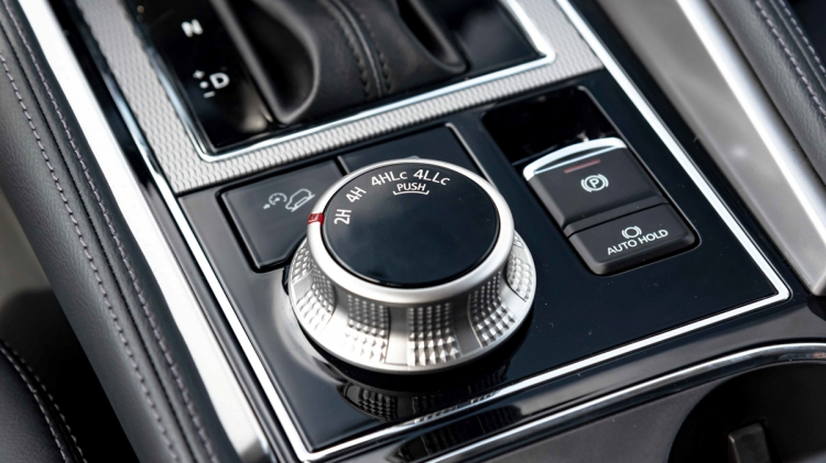 Nút xoay gài cầu điện tử của hệ thống Super Select 4WD-II từ hãng xe Mitsubishi Nút xoay gài cầu điện tử của hệ thống Super Select 4WD-II từ hãng xe Mitsubishi