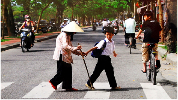 Văn hóa giao thông văn minh - Giúp người lớn tuổi qua đường đúng chỗ Văn hóa giao thông văn minh - Giúp người lớn tuổi qua đường đúng chỗ