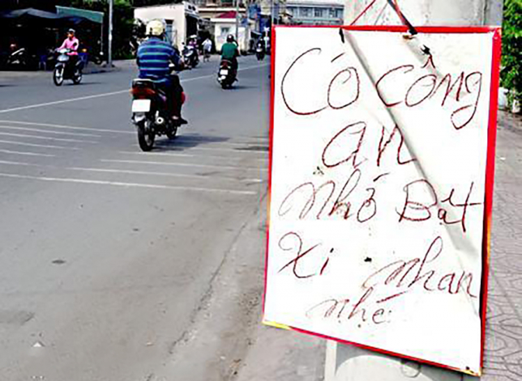 Tấm bản nhằm cảnh báo người dân bật xi nhan Tấm bản nhằm cảnh báo người dân bật xi nhan