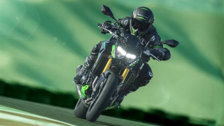 2022-kawasaki-z900-se---front-track.jpeg