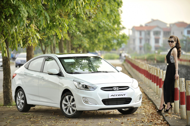 [Nhiếp ảnh] Hyundai Accent Blue khoe dáng cùng người đẹp cá tính