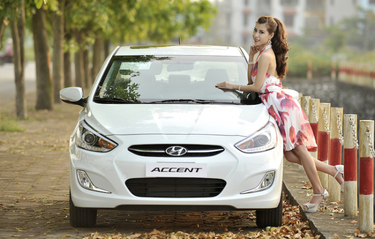 [Nhiếp ảnh] Hyundai Accent Blue khoe dáng cùng người đẹp cá tính