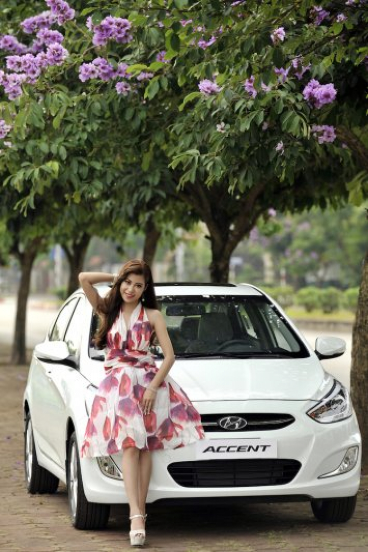 [Nhiếp ảnh] Hyundai Accent Blue khoe dáng cùng người đẹp cá tính