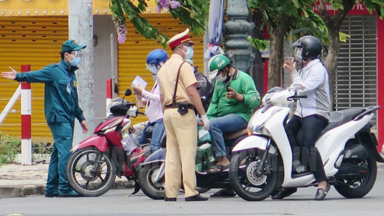 Sau ngày 30/09 khi TPHCM ban hành chỉ thị nới lỏng "mở cửa" thì xe cá nhân lưu thông liên tỉnh như thế nào?