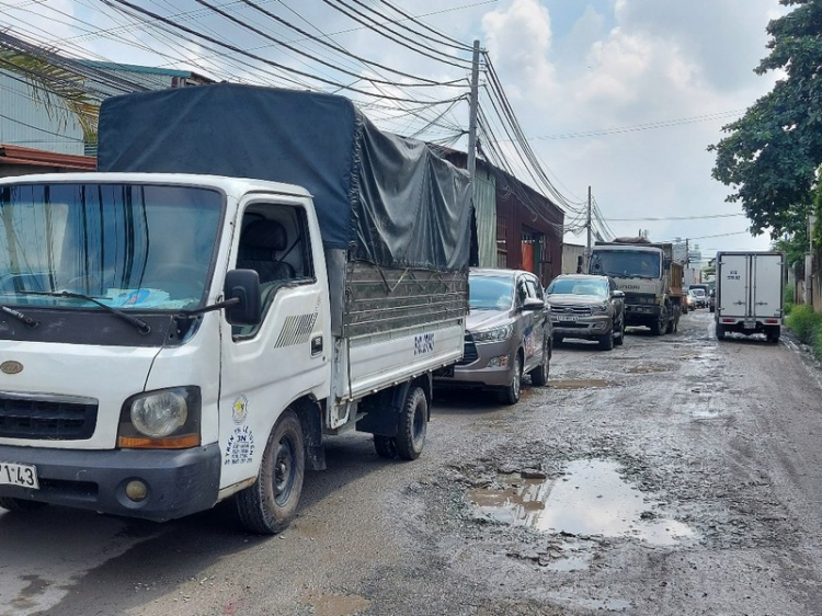 Xe tải, ô tô cá nhân đậu hàng dài từ quốc lộ 1A để chờ đến lượt đăng kiểm. Xe tải, ô tô cá nhân đậu hàng dài từ quốc lộ 1A để chờ đến lượt đăng kiểm.