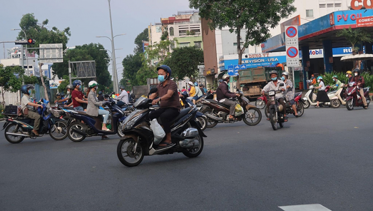 Đường phố TPHCM ngày đầu "mở cửa" trở lại