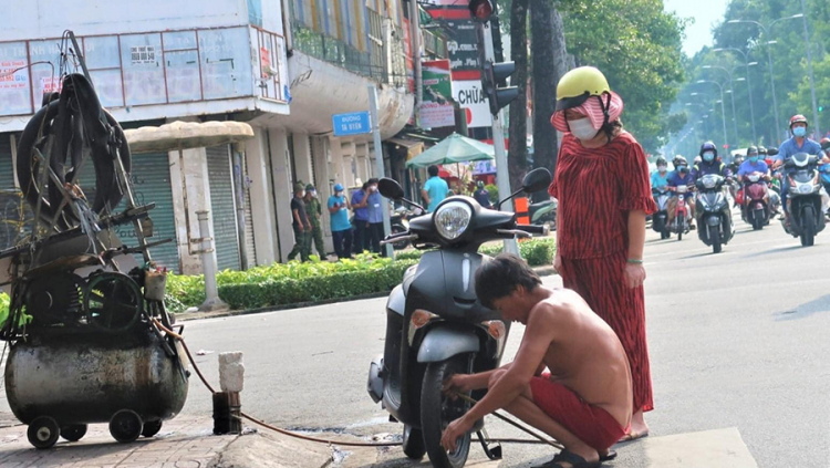 Đường phố TPHCM ngày đầu "mở cửa" trở lại