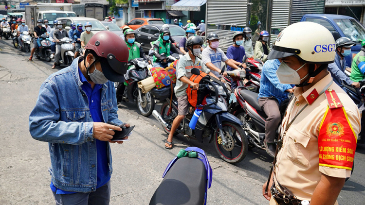 Đường phố TPHCM ngày đầu "mở cửa" trở lại