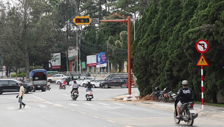 Cột đèn giao thông đầu tiên tại thành phố Đà Lạt