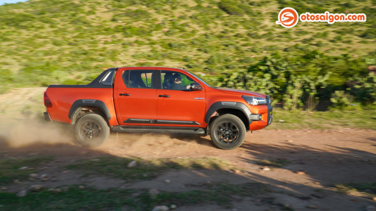 hilux.jpg hilux.jpg