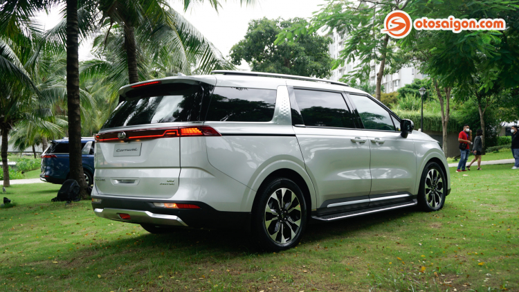 Đuôi xe Kia Carnival 2022 bản máy xăng 3.5G Signature.jpg