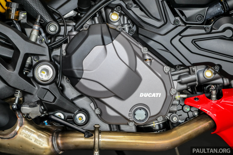 2021-Ducati-Monster-Plus-28.jpg