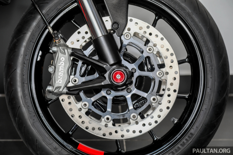 2021-Ducati-Monster-Plus-20.jpg