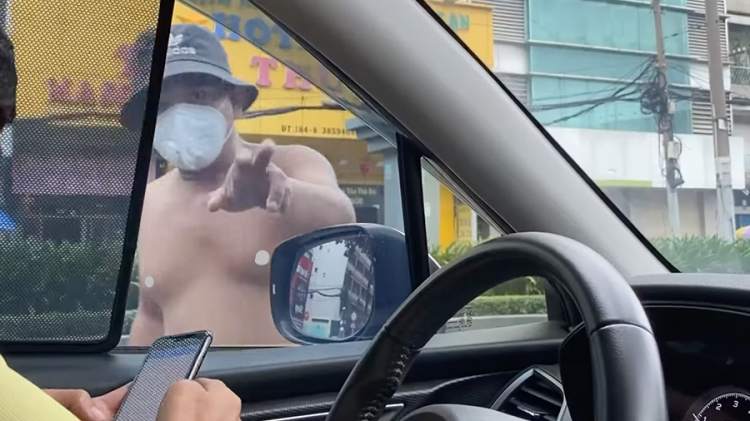 Video: Người dân bị yêu cầu đóng phí gửi xe ở đường cho phép đậu, dừng xe