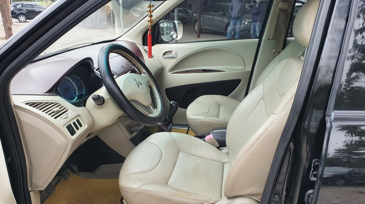 Hàng ghế trước Mitsubishi Zinger Hàng ghế trước Mitsubishi Zinger