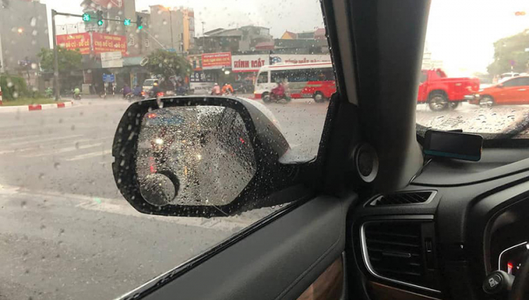 Biện pháp giảm mờ kính xe ngày mưa