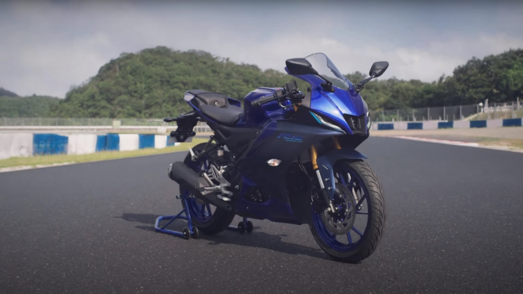 yamaha-launches-its-new-yzf-r15-supersport-bike-in-india-has-the-dna-of-the-r-series-169925_1.jpeg