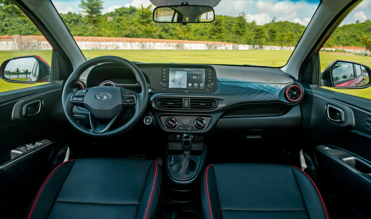 Hai ghế trước và khoang lái xe Hyundai Grand i10 Hai ghế trước và khoang lái xe Hyundai Grand i10
