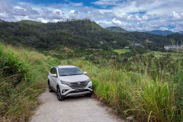 Toyota Rush gầm cao, nội thất rộng: ‘Ngôi nhà an yên thứ 2’ trong mùa dịch