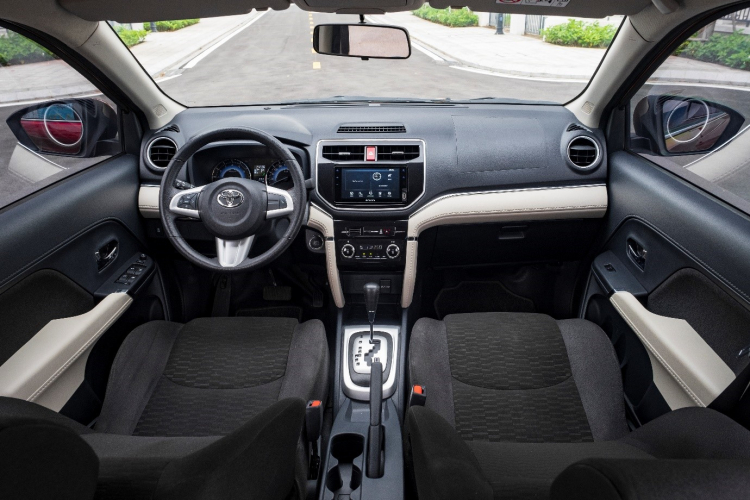Toyota Rush gầm cao, nội thất rộng: ‘Ngôi nhà an yên thứ 2’ trong mùa dịch