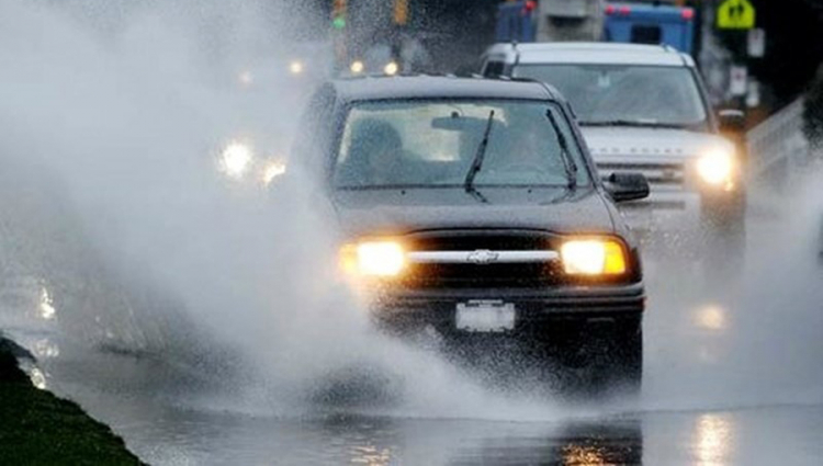 [Tình huống cảnh giác] Nước mưa bắn từ xe tải trùm kín kính lái xe khác mùa mưa bão