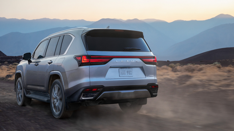 Đuôi xe Lexus LX 2022.jpg Đuôi xe Lexus LX 2022.jpg