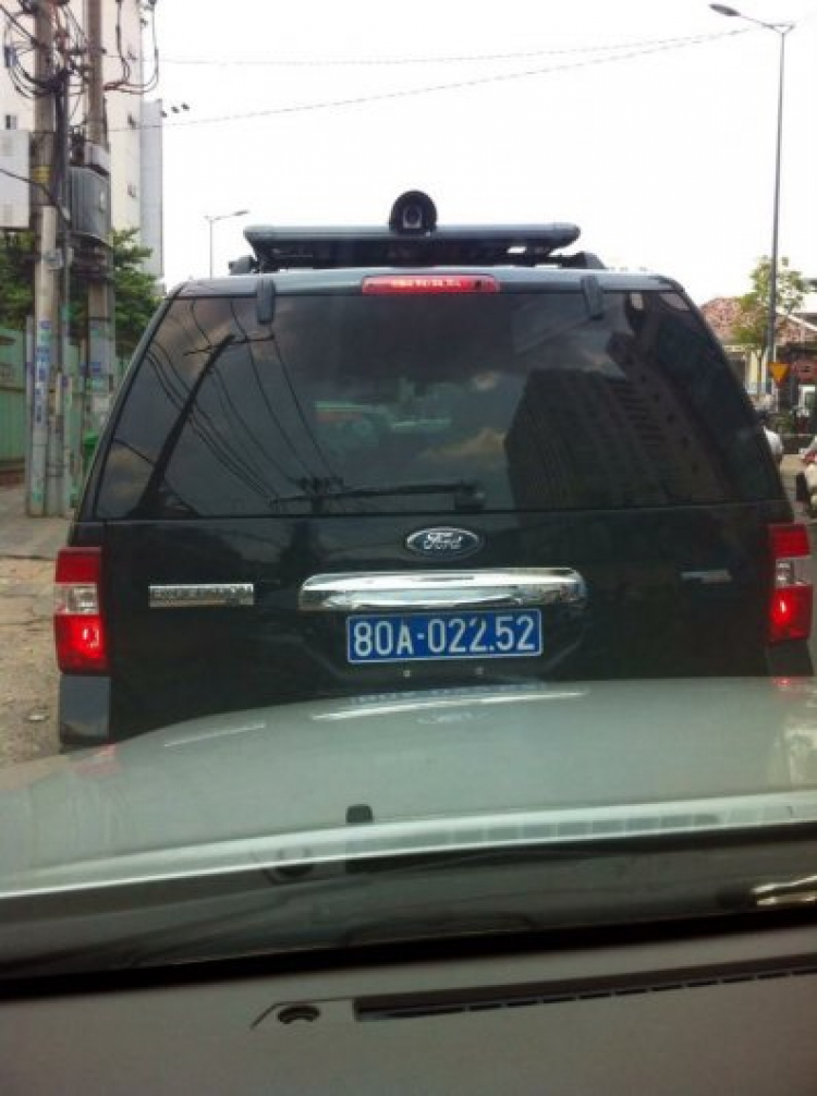 Gắn camera to như vậy để làm gì các bác???