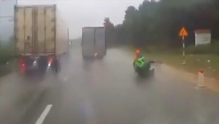 Tài xế xe tải chạy ẩu, tát nước như xối khiến người đi xe máy gặp nạn nguy hiểm